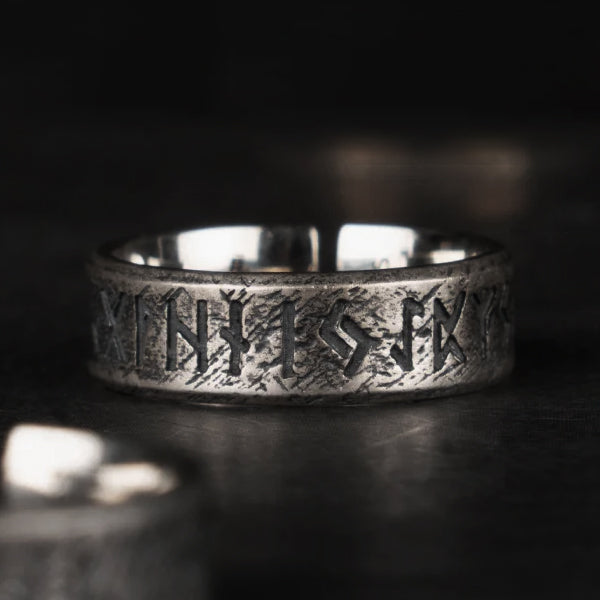 Nordischer RUNAR Silberring mit Runenschrift im Detail, dunkler Hintergrund.