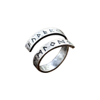 Antiker Wikinger-Ring in Spiralform aus silberfarbenem Metall mit eingravierten Runen auf beiden Bändern. Die Runen verlaufen in zwei Linien rund um den Ring und verleihen ihm ein authentisch nordisches Design. Fotografiert auf weissem Hintergrund.
