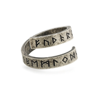 Antiker Wikinger-Ring aus silberfarbenem Metall mit eingravierten Runen in Spiralform. Die schwarzen Runensymbole „ᚾᛞᛖᚱ᛬ᛗᛗᚨᚱᛟᚾ“ verlaufen über zwei schmale, leicht verwitterte Bänder, die sich spiralförmig um den Finger winden. Der Ring liegt auf einem weissen Hintergrund und wirkt robust, handwerklich und authentisch im nordischen Stil.