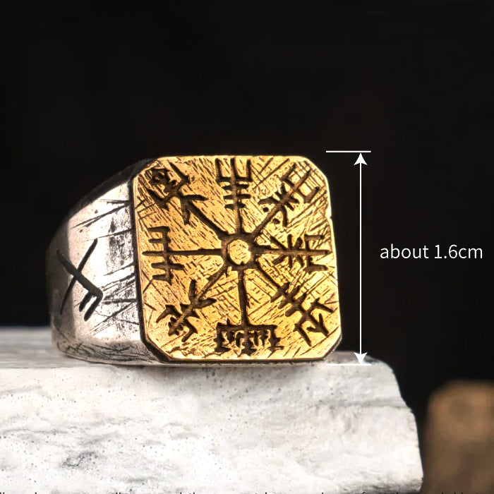 Frontalansicht des Wikinger Runen-Rings aus 925 Silber mit markantem Vegvísir-Symbol in Gold