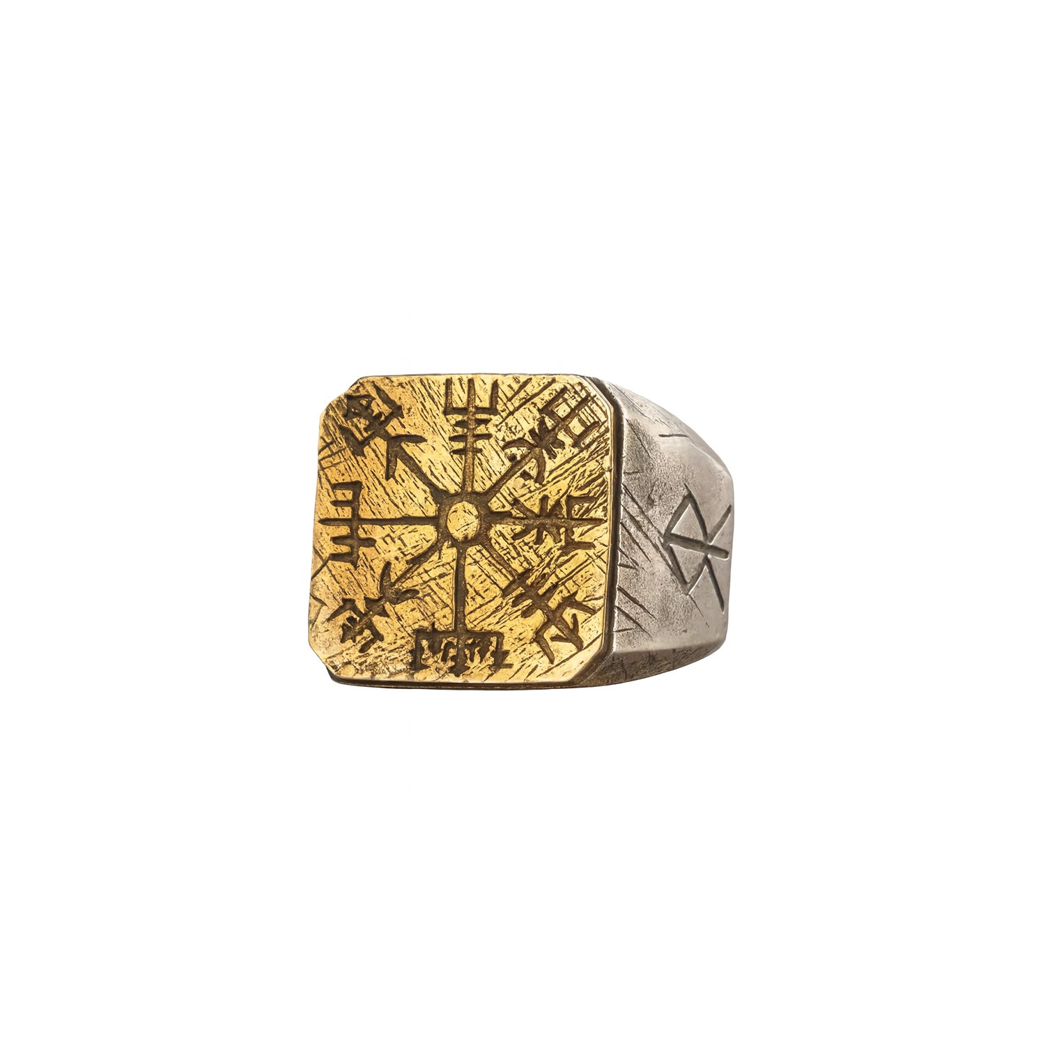 Wikinger Runen-Ring aus 925 Silber mit goldenem Vegvísir-Symbol, freigestellt auf weißem Hintergrund