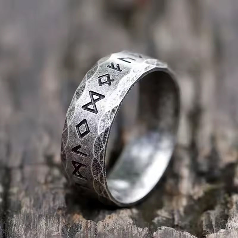 Runen-Ring Wikinger – schwarzer Edelstahlring mit nordischen FUTHARK Gravuren, gehämmert und matt verarbeitet.
