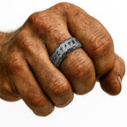 Wikinger Runen-Ring verwittert FUTHARK aus Edelstahl 316L – getragen an einer kräftigen, leicht verschmutzten Wikingerhand mit sichtbaren Adern, Symbol für Stärke und nordische Macht.