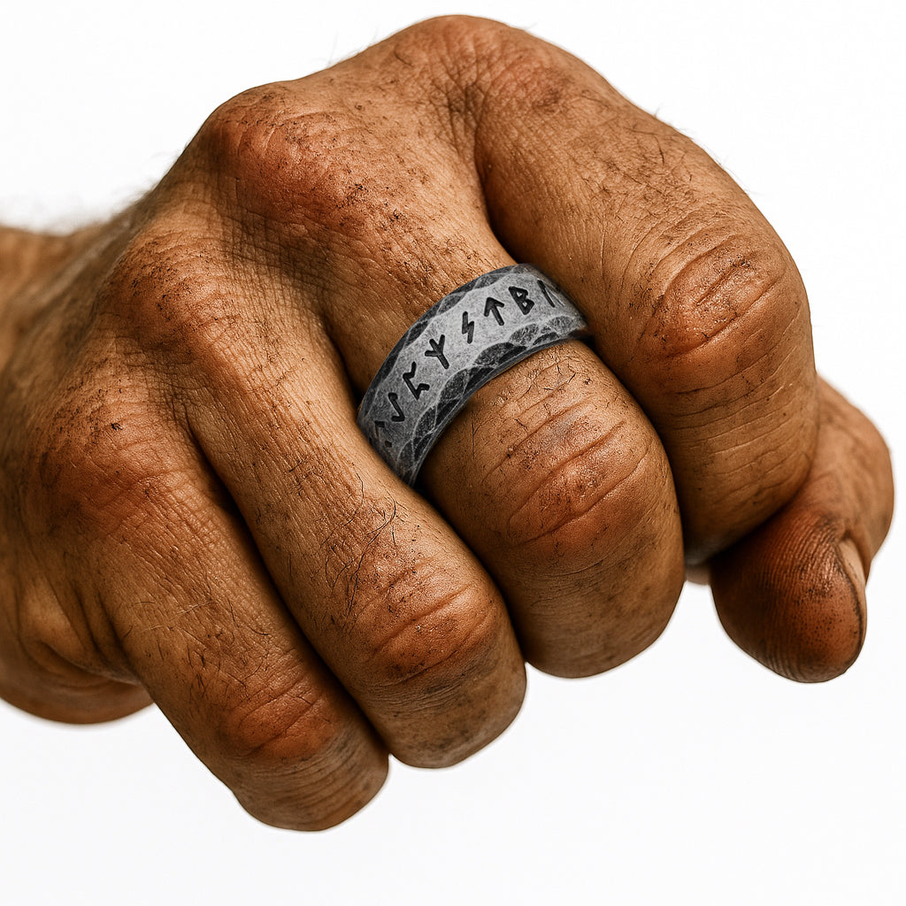 Wikinger Runen-Ring verwittert FUTHARK aus Edelstahl 316L – getragen an einer kräftigen, leicht verschmutzten Wikingerhand mit sichtbaren Adern, Symbol für Stärke und nordische Macht.