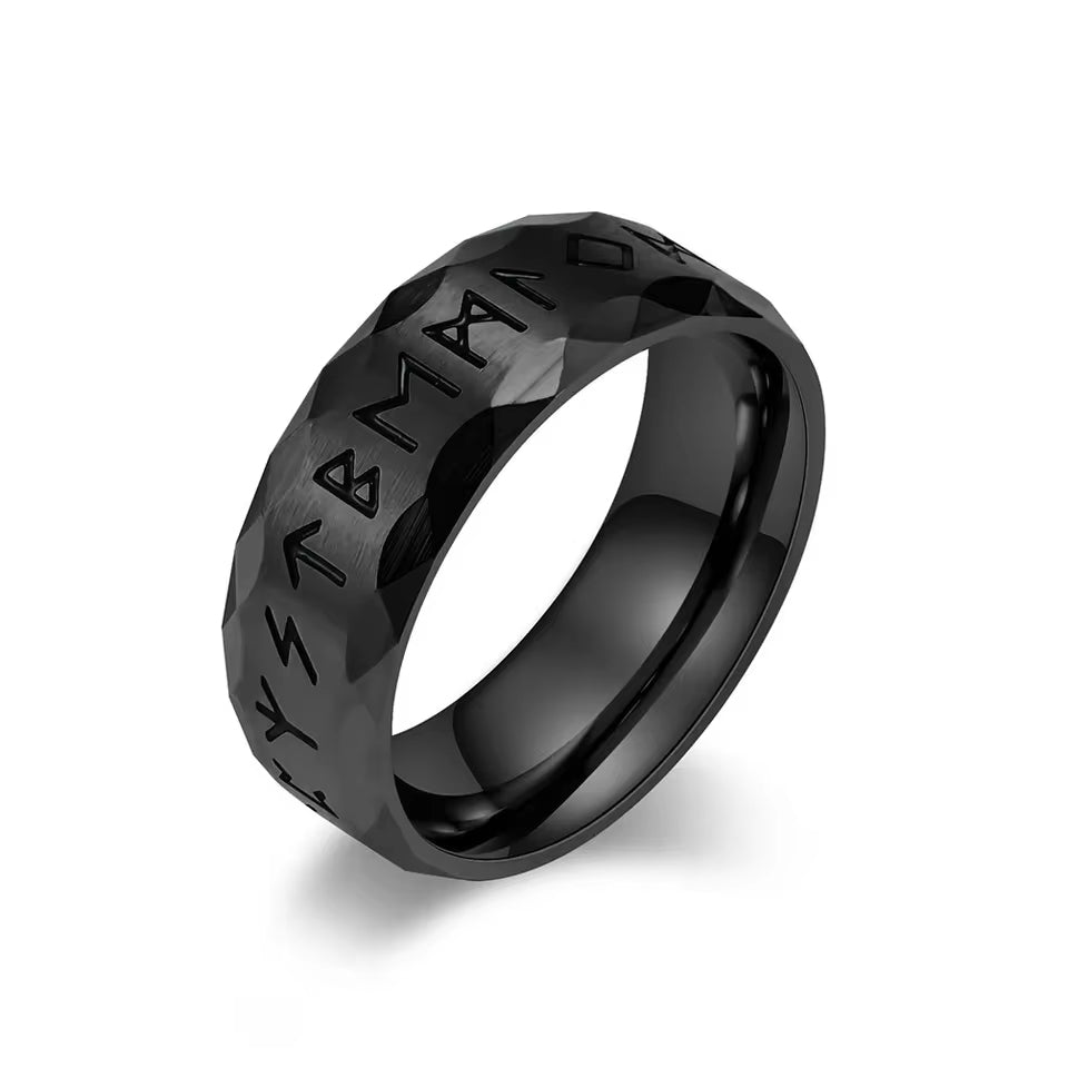 Wikinger Ring FUTHARK aus Edelstahl 316L – schwarze Variante mit Runenschrift und feiner Metallstruktur, inspiriert von nordischem Runenschmuck.