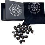 Runen-Steine im Wikinger-Set – 25 gravierte Natursteine mit goldenen Symbolen inklusive Aufbewahrungsbox und Beutel für Rituale und Wahrsagerei