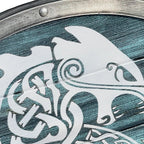 Detailansicht Wikinger-Schild JÖRMUNGANDR – Drachenkopf-Verzierung, inspiriert von der Midgardschlange, handbemalt auf Holz mit Stahlrahmen.