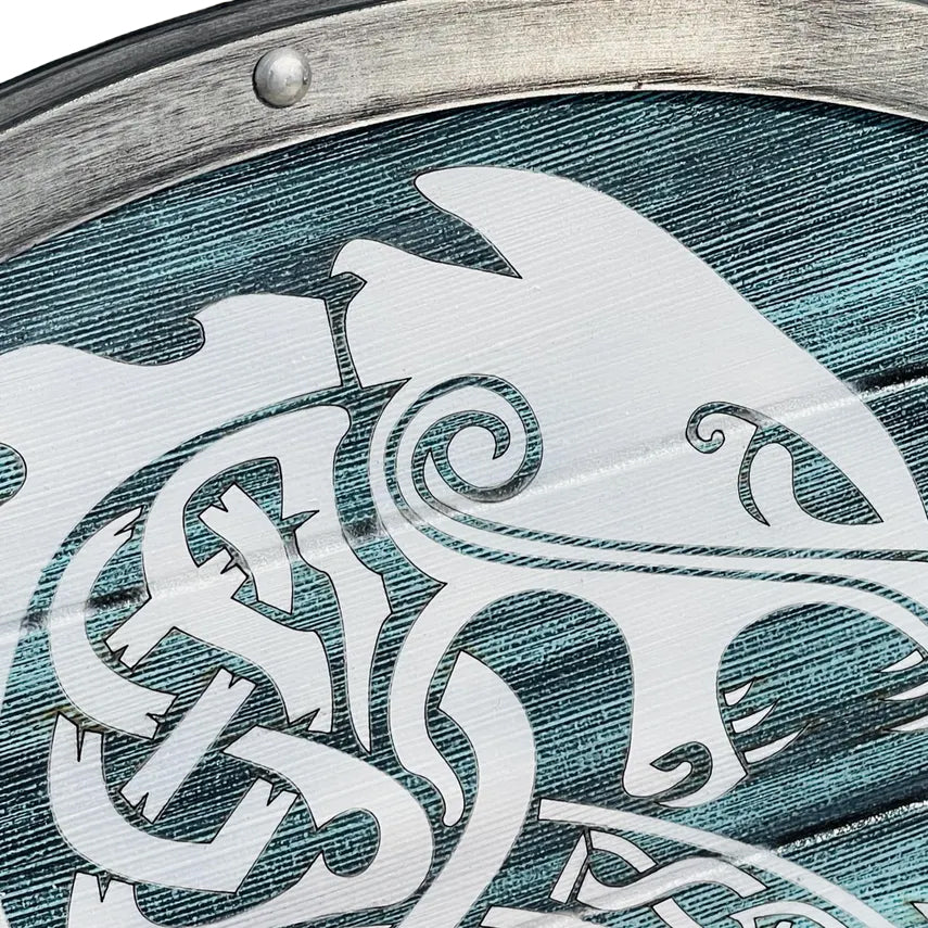 Detailansicht Wikinger-Schild JÖRMUNGANDR – Drachenkopf-Verzierung, inspiriert von der Midgardschlange, handbemalt auf Holz mit Stahlrahmen.