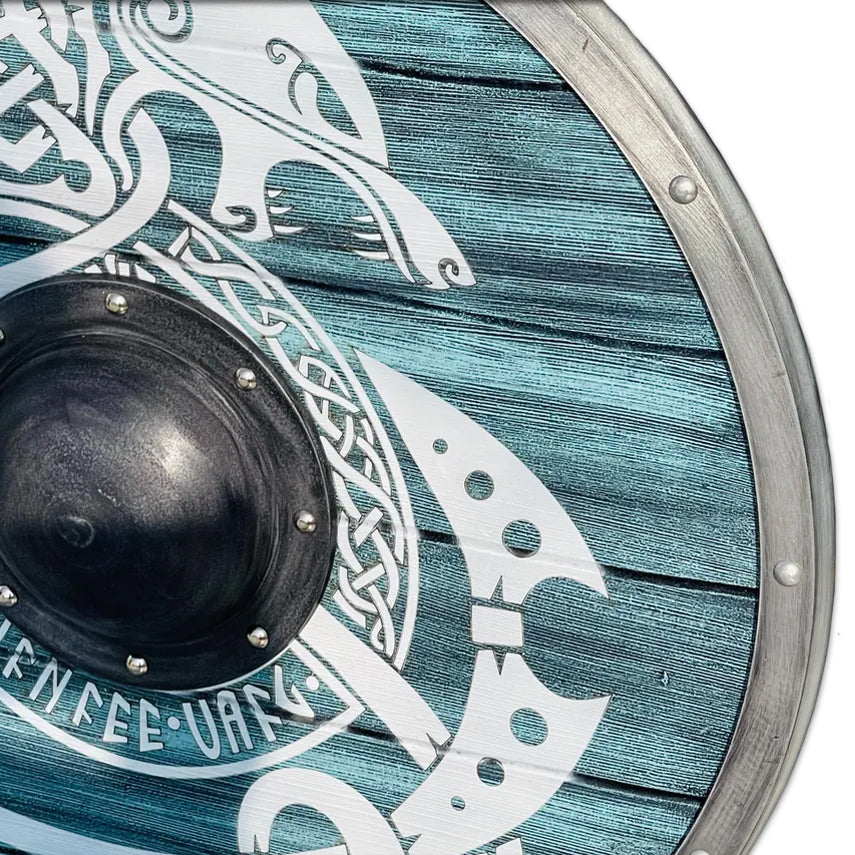 Detailansicht Wikinger-Schild JÖRMUNGANDR – Drachenschild mit Ornament und Schildbuckel, handgefertigt aus Holz mit Stahlrahmen, inspiriert von der Midgardschlange.