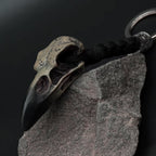 Wikinger Schlüsselanhänger Raven Skull kaufen – detailgetreuer Raben-Schädel Odin auf Stein