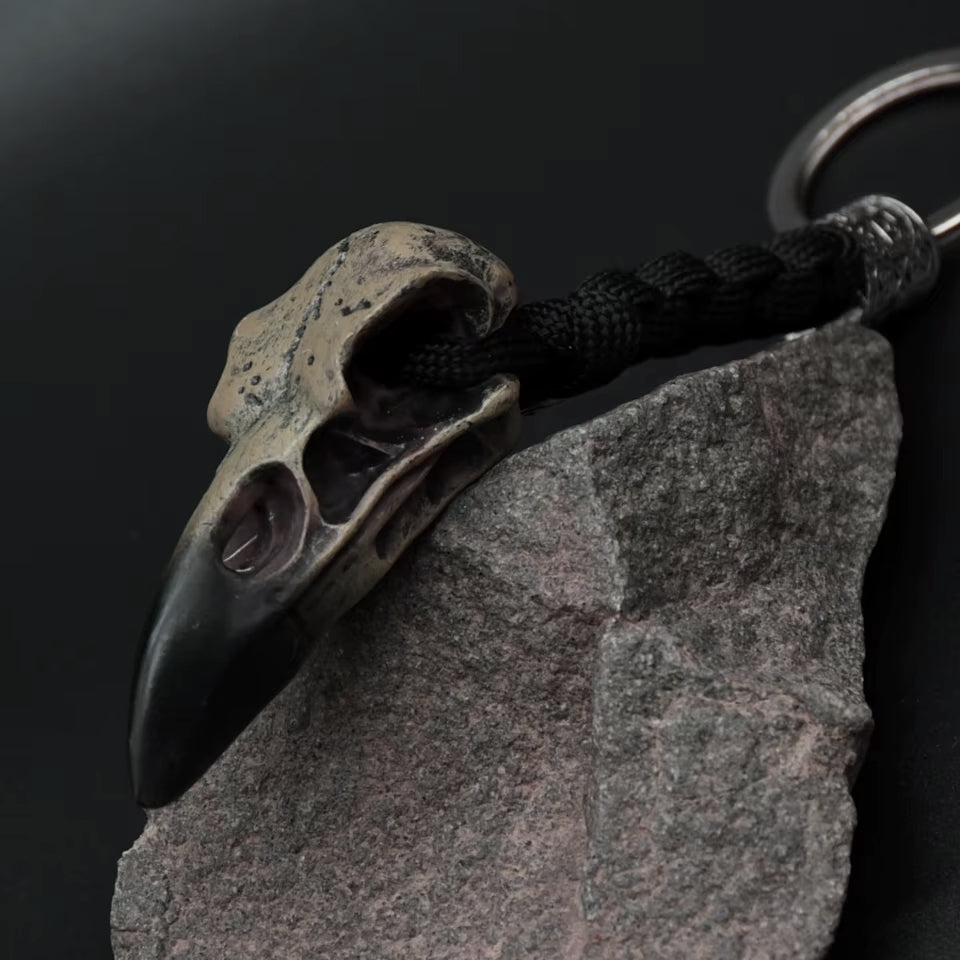 Wikinger Schlüsselanhänger Raven Skull kaufen – detailgetreuer Raben-Schädel Odin auf Stein