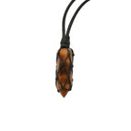 Tigerauge Kristall Anhänger im schwarzen Seil-Wrap vor weissem Hintergrund