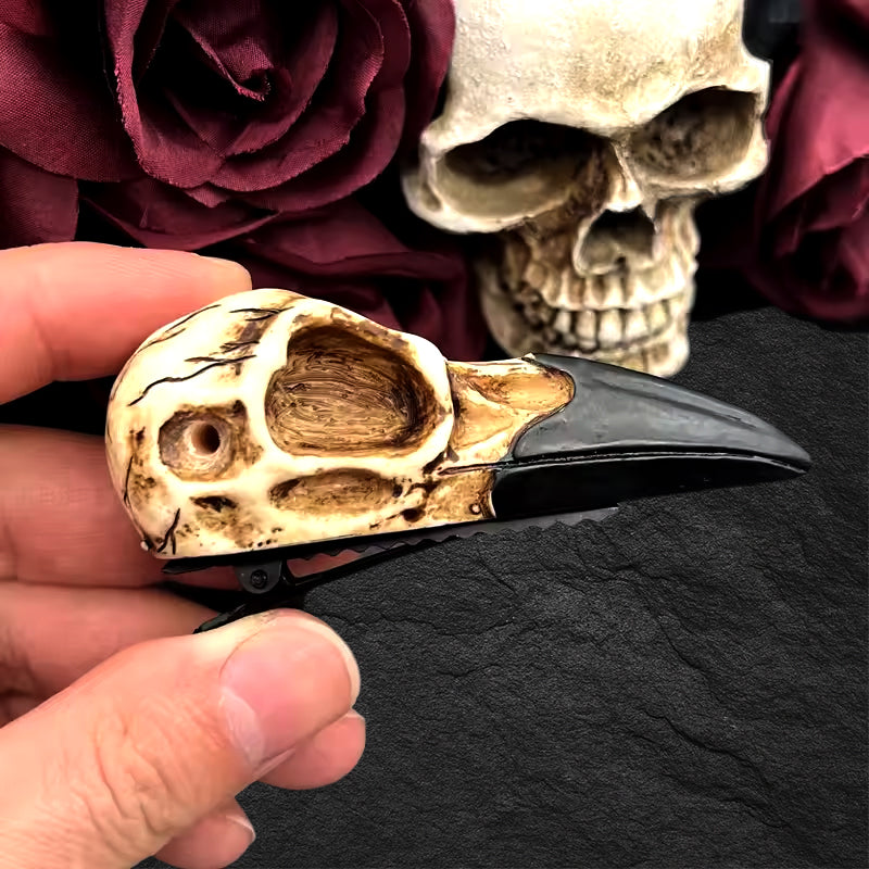 Detailaufnahme der Raben-Schädel Haarklammer mit Wikinger-Style Totenschädel – Gothic & LARP Haarspange von Nordskulls