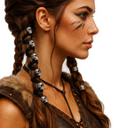Wikingerin mit geflochtenem Haar und Leder-Haarband SKULL – schwarze Lederbänder mit silbernen Totenköpfen, authentischer Wikinger-Look mit Kriegerin