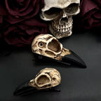 Zwei Größen der Raben-Schädel Haarklammer – 6,6 cm und 8,6 cm – Wikingerin Haaraccessoire im Crow-Skull Design