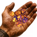 Wikingerhand hält glühende Yooperlite Flammensteine | Funkelndes UV-Licht Lava-GIF | Leuchtende nordische Energie | NORDSKULLS