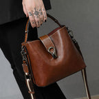 Detailaufnahme einer Echtleder Damen Handtasche mit Verschluss und Tragegriff