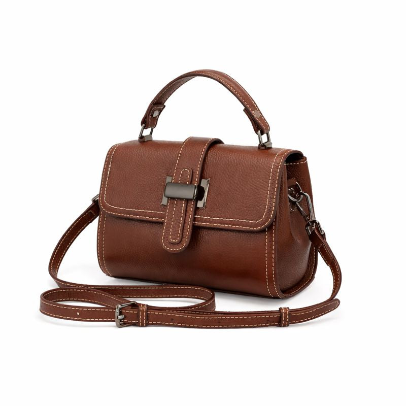 Echtleder Handtasche fuer Damen aus braunem Rindsleder freigestellt vor weissem Hintergrund