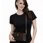 Echtleder Umhaengetasche fuer Damen aus braunem Rindsleder, getragen am Model mit schmaler Silhouette vor weissem Hintergrund