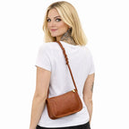 Echtleder Handtasche Damen RUNA Rückenansicht am Model aus echtem Rindsleder