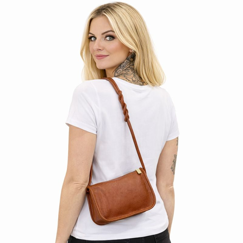 Echtleder Handtasche Damen RUNA Rückenansicht am Model aus echtem Rindsleder