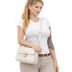 Echtleder Handtasche Damen Weiss 23x7x17 cm kleine Umhängetasche aus Rindsleder von Model getragen Frontansicht