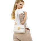 Echtleder Handtasche Damen Weiss aus echtem Rindsleder von Model getragen elegante Schultertasche Rückansicht