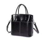 Echtleder Tasche Damen in Schwarz – Handtasche aus echtem Rindsleder freigestellt auf weissem Hintergrund