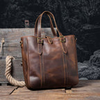 Echtleder Tasche Damen braun – hochwertige Ledertasche aus Rindsleder auf rustikalem Holzuntergrund