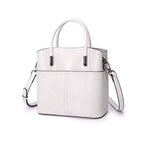 Damen Echtleder Tasche in Weiss – Model traegt Handtasche aus echtem Rindsleder vor weissem Hintergrund
