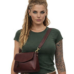 Echtleder Umhängetasche Damen in Braun getragen am Model frontal