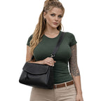 Echtleder Umhängetasche Damen in Schwarz getragen am Model frontal