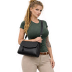 Echtleder Umhängetasche Damen in Schwarz schräg getragen am Model