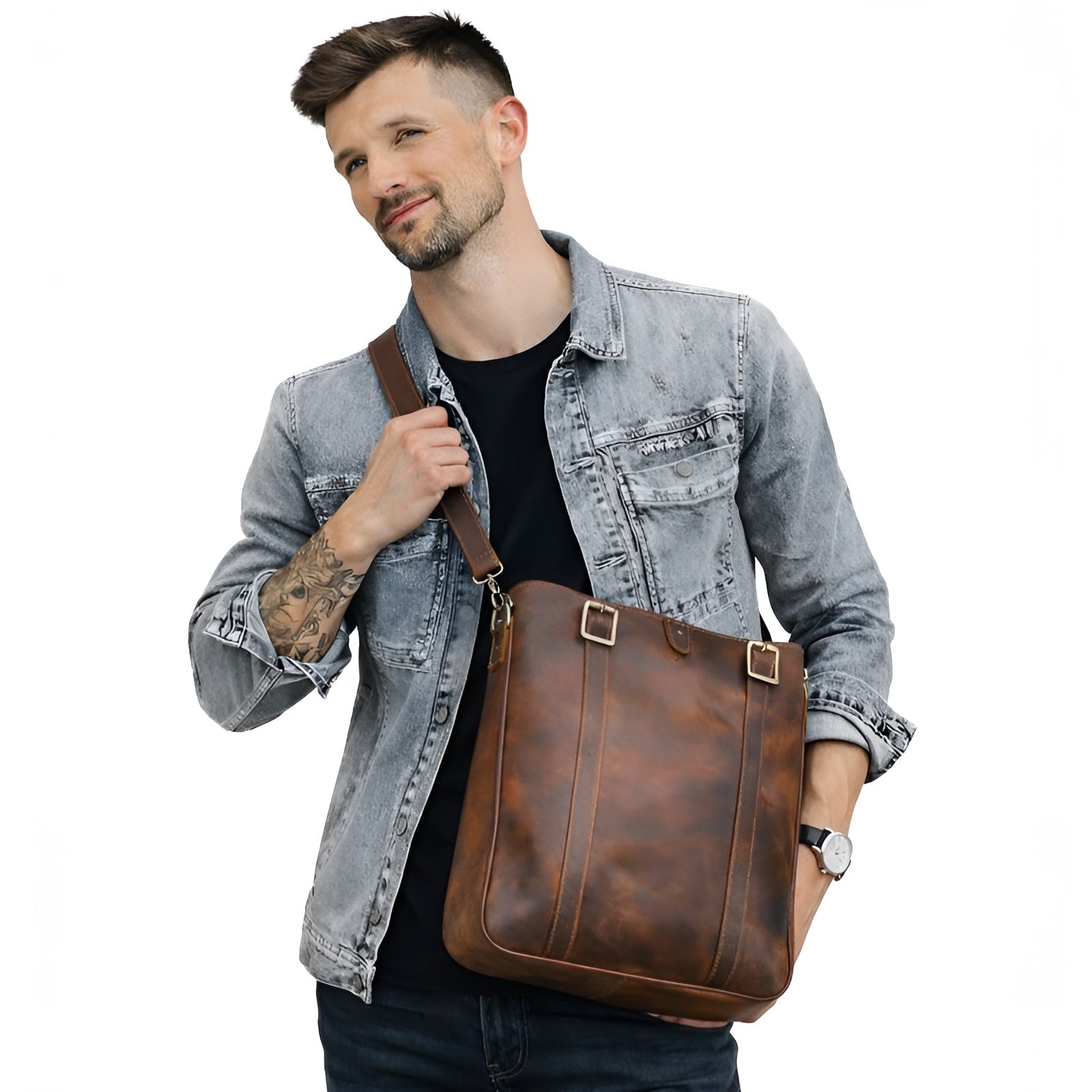 Echtleder Umhängetasche Herren braun – grosse Ledertasche aus Rindsleder am Model über der Schulter getragen