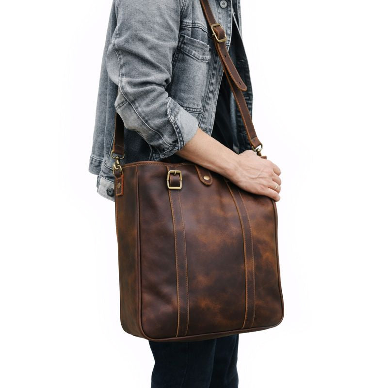 Echtleder Umhängetasche Herren aus echtem Rindsleder – Seitenansicht der Ledertasche am Model