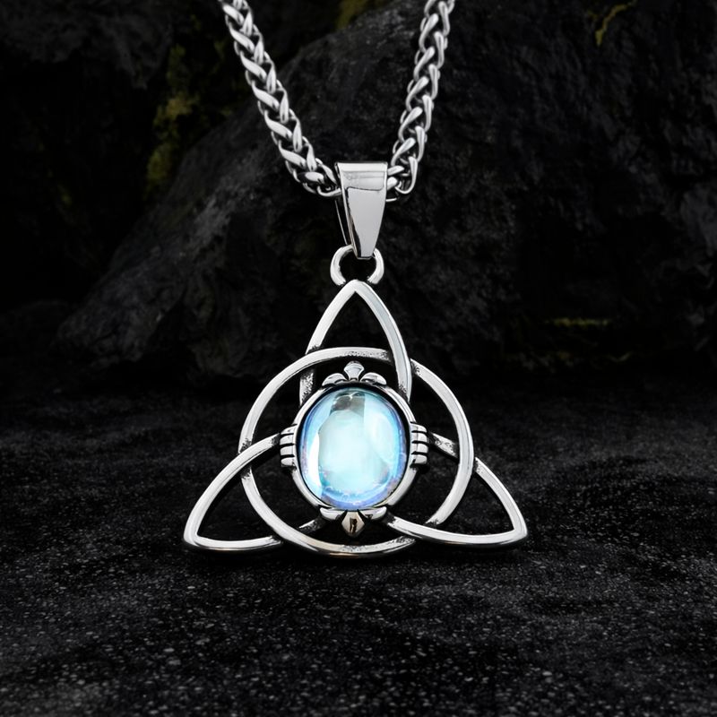 Halskette Damen mit Triquetra Knoten aus Edelstahl und blauem Stein auf dunklem Steinuntergrund