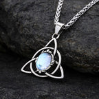 Halskette Damen Triquetra mit keltischem Knoten aus Edelstahl und blauem Stein auf schwarzem Felsen