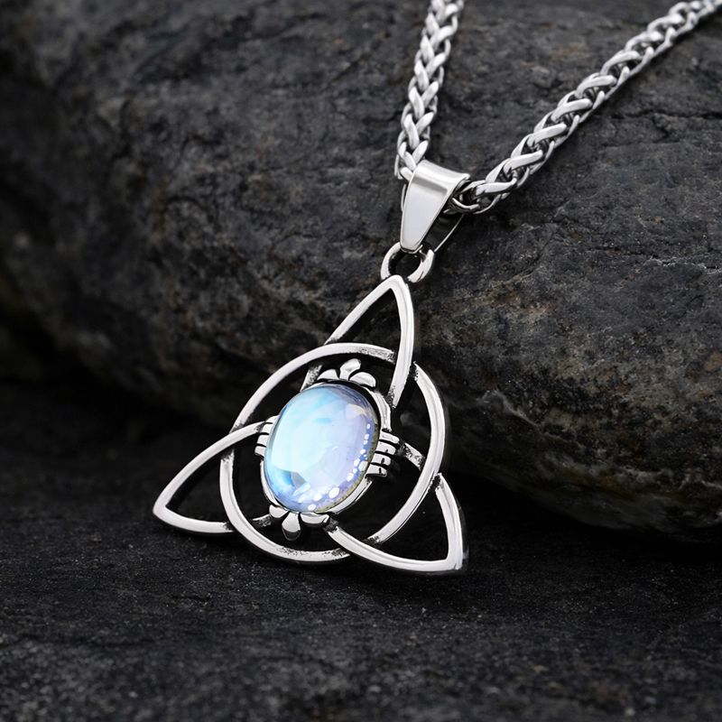 Halskette Damen Triquetra mit keltischem Knoten aus Edelstahl und blauem Stein auf schwarzem Felsen