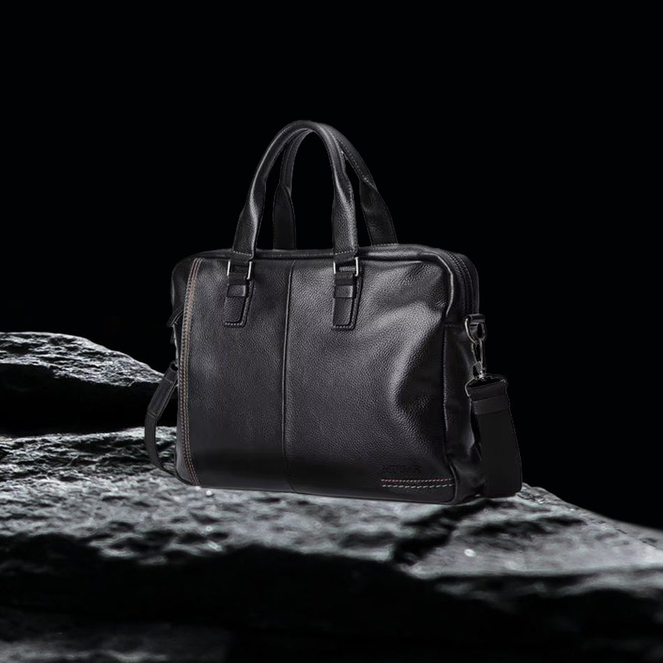 Herren Echtleder Tasche schwarz, robuste Business Ledertasche aus echtem Leder auf schwarzem Felsen