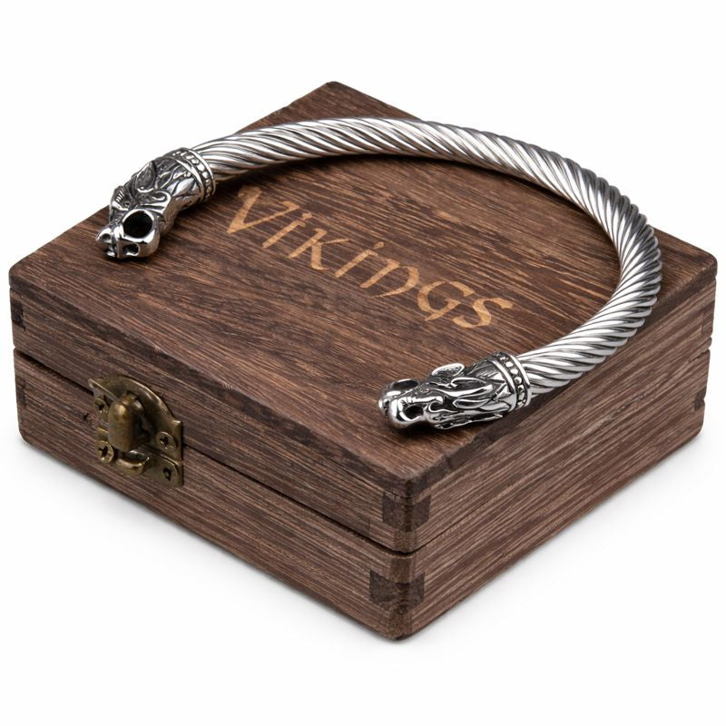 Wikinger Armring aus Edelstahl in Silber mit Wolfsköpfen auf Holzbox