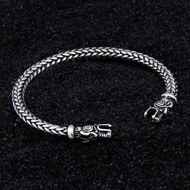 Viking Armring Oath Ring – robuster nordischer Armring aus Metall, inszeniert auf Lavagestein, ideal für Reenactment & Sammler