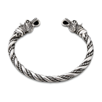 Wikinger Armring aus 925 Sterling Silber mit Drachenkoepfen und gedrehter Flechtung im nordischen Design auf weissem Hintergrund