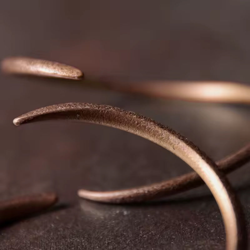 Detailansicht eines Wikinger Armrings für Damen aus Kupfer mit strukturierter Oberfläche