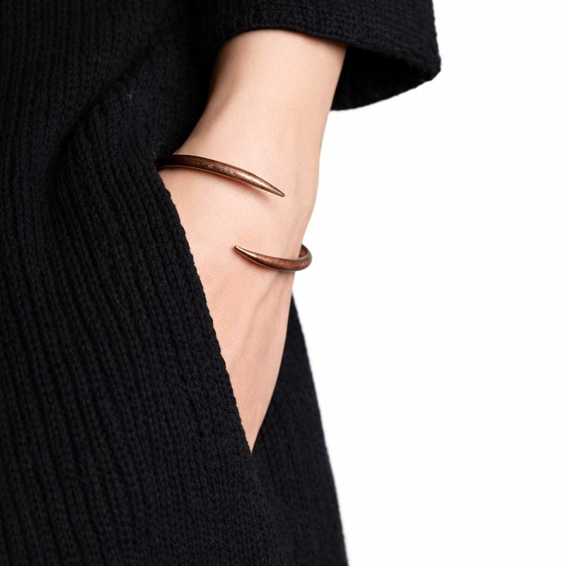 Wikinger Armring Damen aus Kupfer am Handgelenk getragen zu schwarzer Kleidung