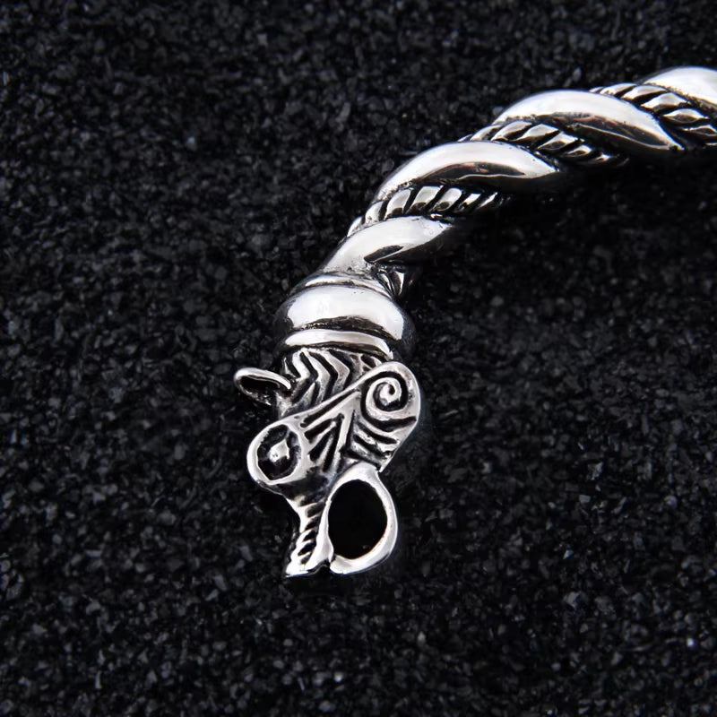 Seitliche Ansicht des Drachenkopfs eines Wikinger Armrings aus 925 Sterling Silber mit gedrehter Flechtung im nordischen Design